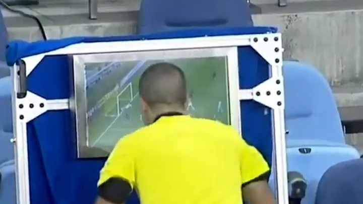 Gledanje VAR-a trajalo samo sekundu: Sudija "bacio pogled", pa priznao pogodak