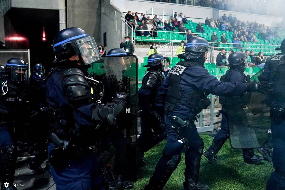 Nastavljen haos u Francuskoj: Navijači se sukobili sa policijom, zapalili mrežu, gađali igrače