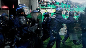 Nastavljen haos u Francuskoj: Navijači se sukobili sa policijom, zapalili mrežu, gađali igrače