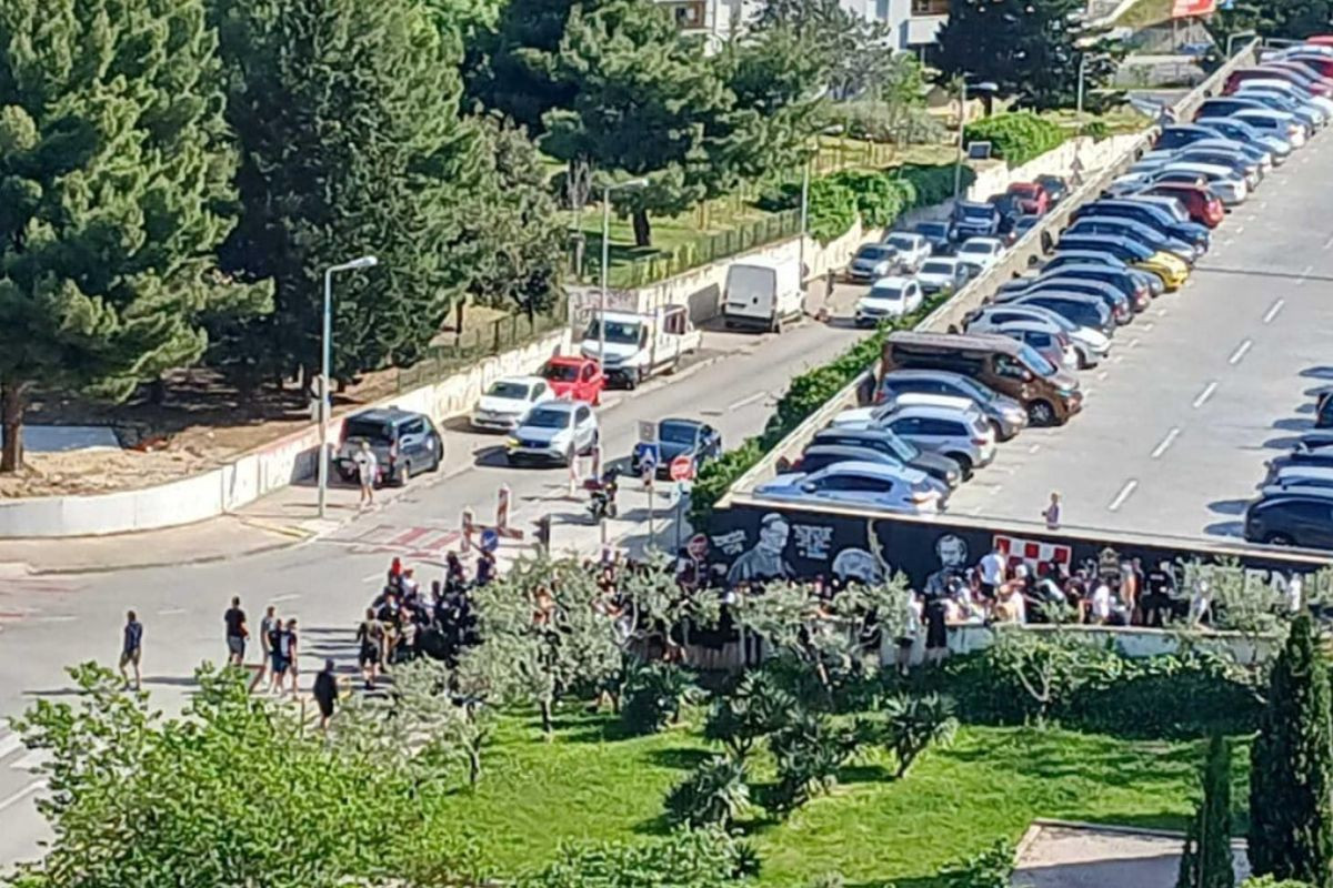 Nezapamćen haos na ulicama Splita - Brutalna tuča najavila derbi Hajduka i Dinama Nezapamćen haos na ulicama Splita - Brutalna tuča najavila derbi Hajduka i Dinama