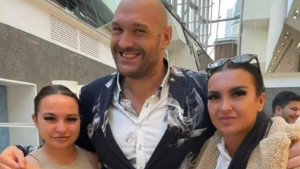 Prišle Furyju da se uslikaju i dobiju autogram, a onda im je on priredio nezaboravnu noć