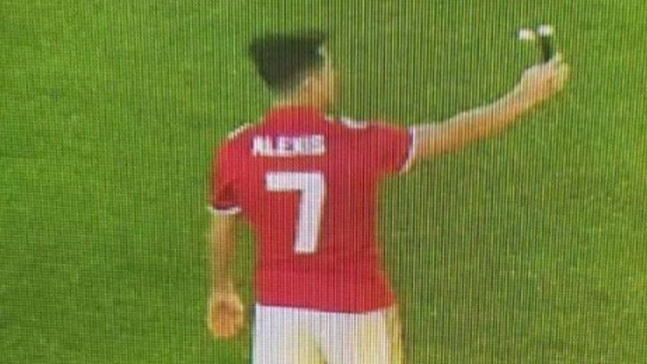 Na internetu se pojavila i prva fotografija Alexisa u dresu Manchester Uniteda 