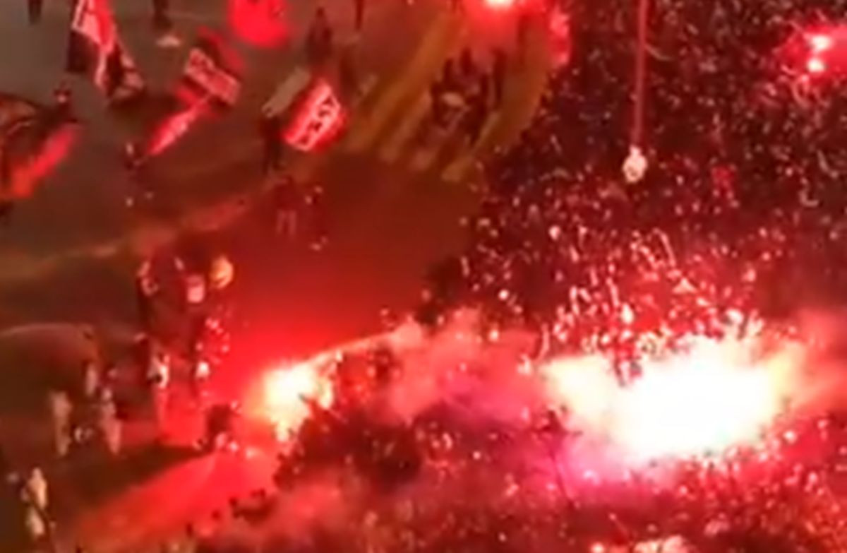 Park prinčeva prazan, a ispred - ludilo! Park prinčeva prazan, a ispred - ludilo!