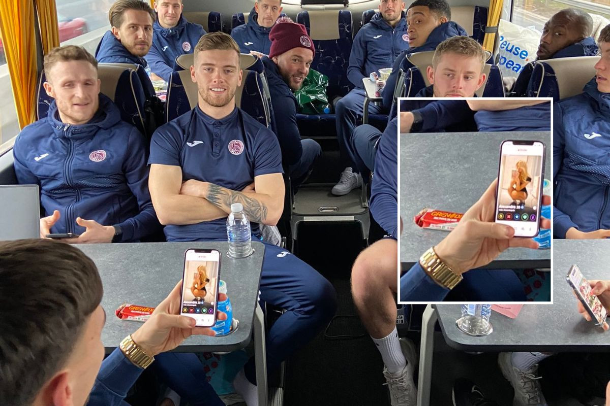 Klupski fotograf igrača uhvatio u nezgodnom momentu: Fotografija je postala apsolutni hit Klupski fotograf igrača uhvatio u nezgodnom momentu: Fotografija je postala apsolutni hit