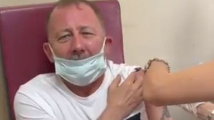 Urnebesna reakcija trenera Bešiktaša tokom vakcinisanja