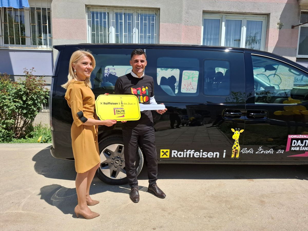 Raiffeisen uručio vrijednu donaciju udruženju „Dajte nam šansu“ Raiffeisen uručio vrijednu donaciju udruženju „Dajte nam šansu“