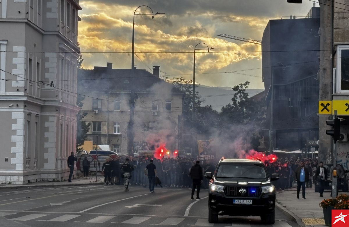 Navijači Željezničara u korteu krenuli prema Koševu