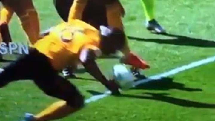 Katastrofalna odluka sudije: Boly rukom postigao gol protiv Cityja