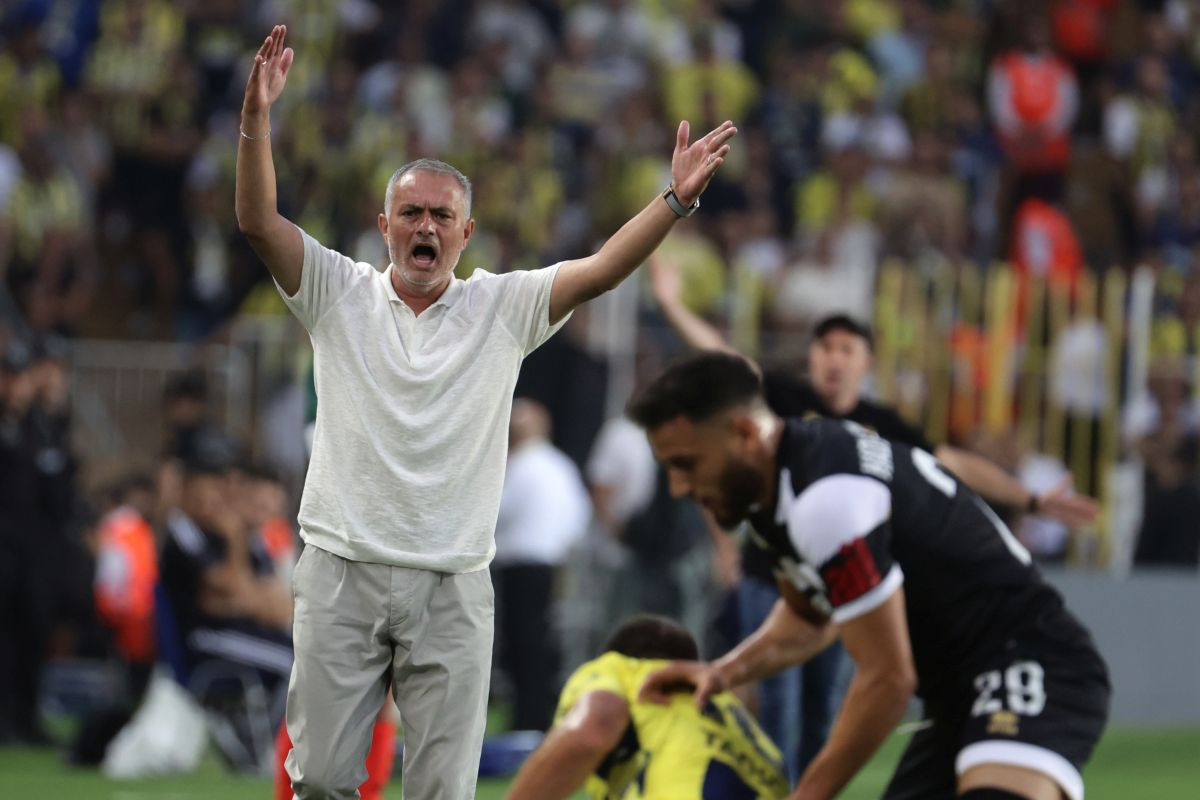 Ni Džeko, a ni Tadić, Mourinho priča samo o posebnom dečku: "Šteta što je samo jedan" Ni Džeko, a ni Tadić, Mourinho priča samo o posebnom dečku: "Šteta što je samo jedan"