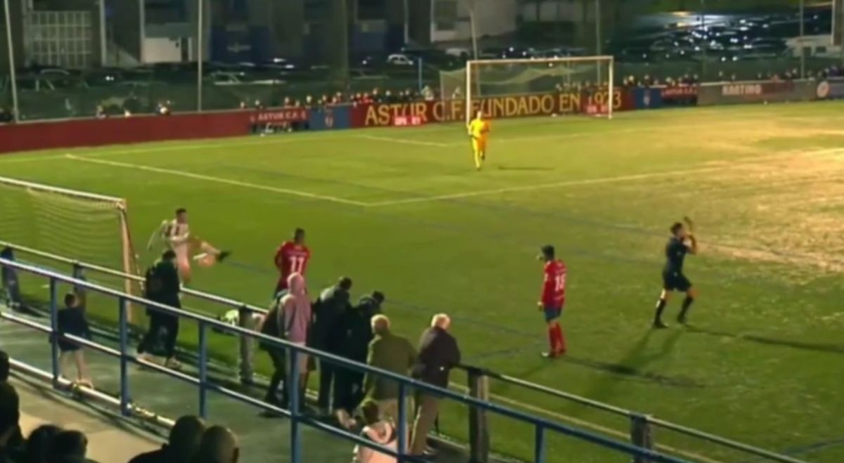Haos na utakmici Kupa Kralja: Gostujući fudbaler nesvakidašnjim potezom šokirao fudbalski svijet Haos na utakmici Kupa Kralja: Gostujući fudbaler nesvakidašnjim potezom šokirao fudbalski svijet