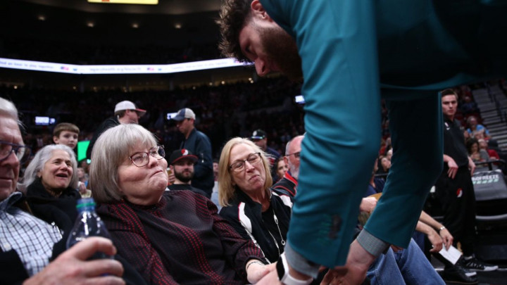 Melo pogodio loptom ženu u publici, a za nju se pobrinuo Jusuf Nurkić