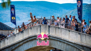 Hunt vodi nakon prve runde skokova, Pennisi i Carlson izjednačene