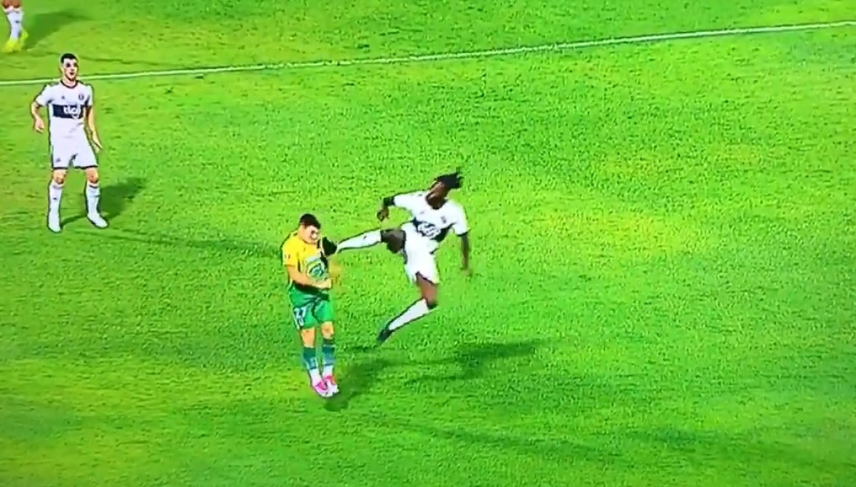 Adebayor umalo ubio protivnika na terenu