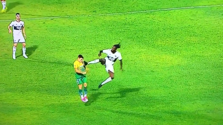 Adebayor umalo ubio protivnika na terenu