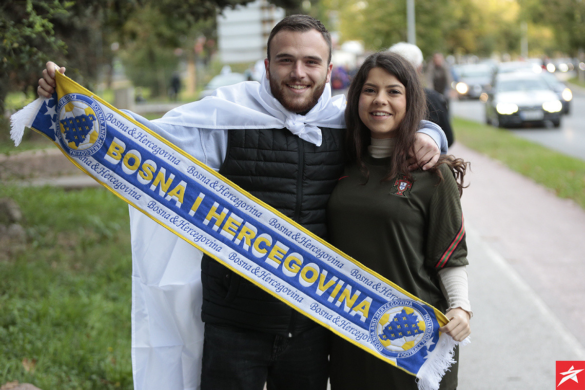 Ljiljani preplavili ulice Zenice: Bosanac i Portugalka u zagrljaju čekaju utakmicu