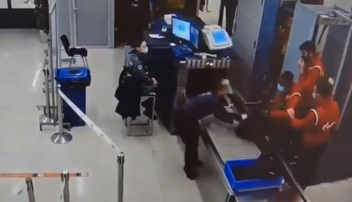 Nestvarne scene sa aerodroma: Fudbaler Zvezde u sukobu sa carinom i od kofera se nije želio odvojiti