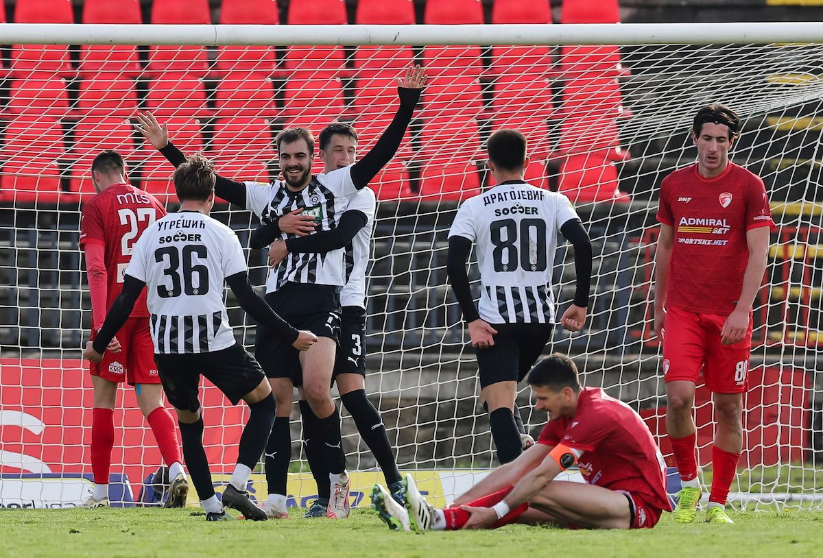 Srbi o zagrljaju dvojice Bosanaca prije meča Radnički - Partizan: "Sarajevo, ljubavi moja" Srbi o zagrljaju dvojice Bosanaca prije meča Radnički - Partizan: "Sarajevo, ljubavi moja"