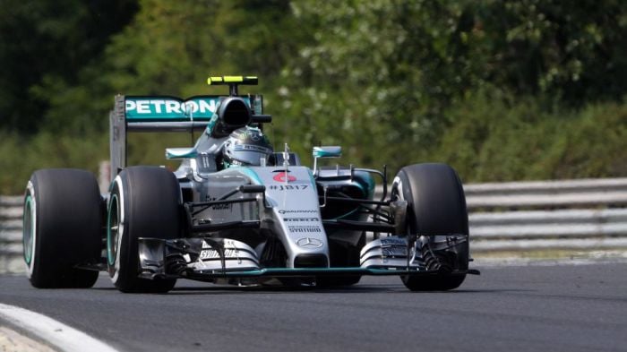 Rosberga ne zaustavlja ni puknuta guma