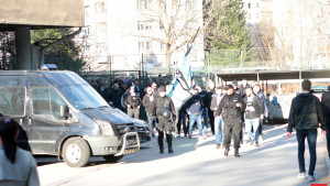 Manijaci u korteu krenuli prema stadionu Grbavica