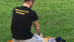Fudbal je fudbal, ali vjera je vjera: Fudbaler Moševca klanjao na stadionu