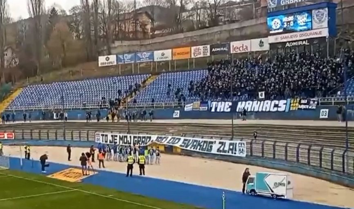 Igrači Želje došli ispred južne tribine, a onda je počelo da "grmi" na stadionu