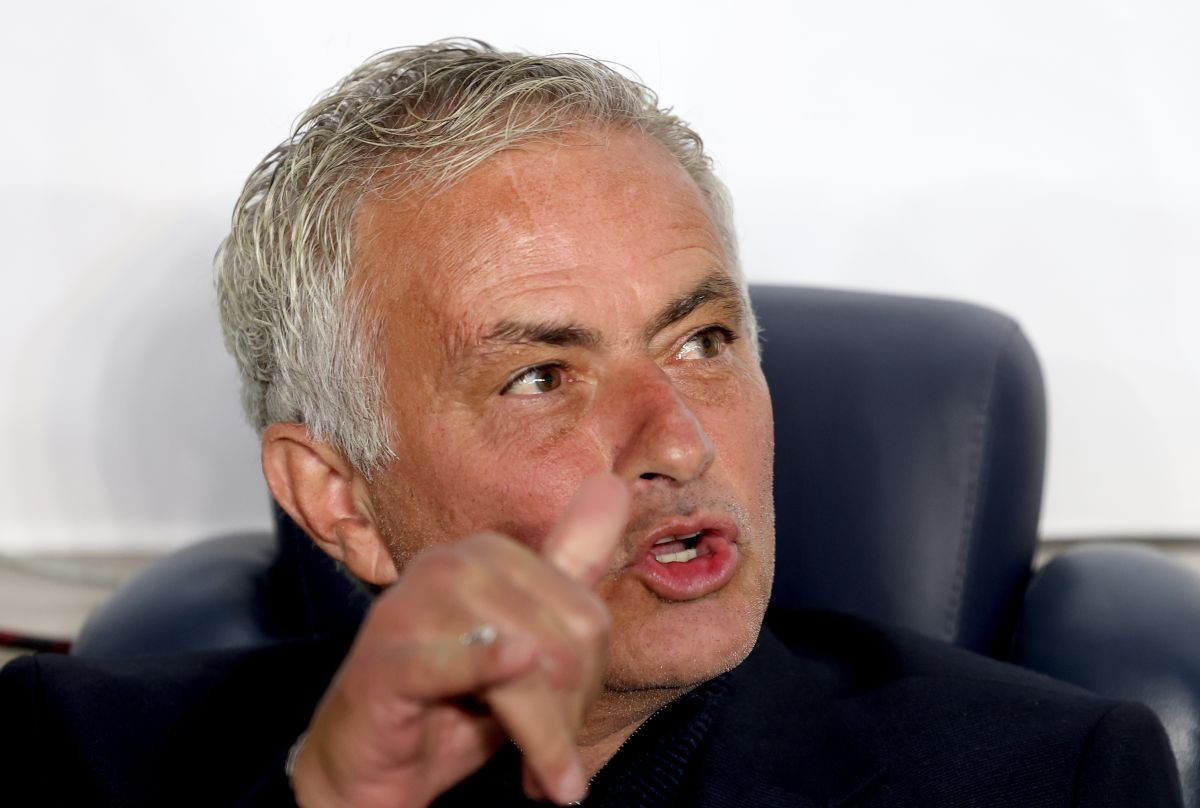 Džeko i En Nesyri "u ekstazi" nakon što su čuli šta je Mourinho rekao pred kamerom: "Ne znam ništa" Džeko i En Nesyri "u ekstazi" nakon što su čuli šta je Mourinho rekao pred kamerom: "Ne znam ništa"