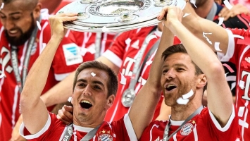 Lahm na oproštaju dobio bizaran poklon od Bayerna