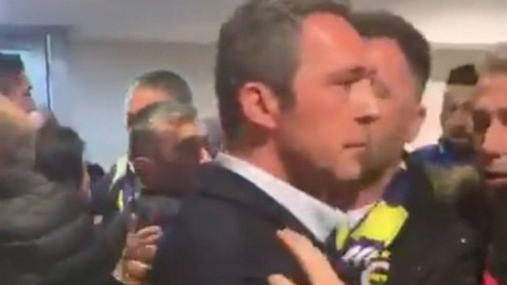 Predsjednik Fenerbahcea skočio među ljutite navijače: Pogledajte kako se proveo u hodniku