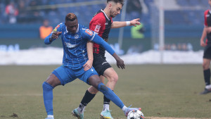 Amoah 'digao' Grbavicu na noge!