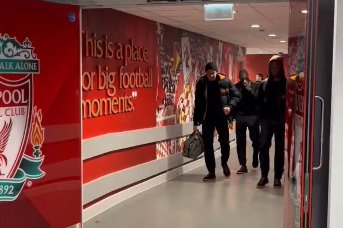 Na Anfieldu je 'raskrinkan' Kylian Mbappe, ovakav udar se ne pamti: "Kakav glumac" Na Anfieldu je 'raskrinkan' Kylian Mbappe, ovakav udar se ne pamti: "Kakav glumac"