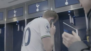 Kane ušao u svlačionicu i odmah su mu dali mobitel, a on se iznenadio kada je vidio ko ga je nazvao