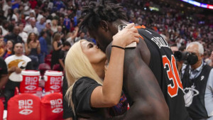 NBA zvijezda poljubila atraktivnu plavušu: "To je prvo što radiš? Gdje ti je pamet?"