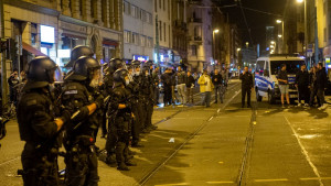 Krenuli bakljama na protivničke navijače, a onda je policija pripremila batine za pamćenje