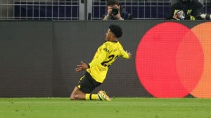 Sudija je svirao kraj u Dortmundu, a onda scena za pamćenje: Samo je legao na teren...