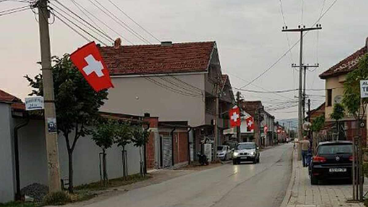 Kosovo je cijelo crveno-bijelo: Rodno selo prve Petkovićeve violine okićeno zastavama Švicarske