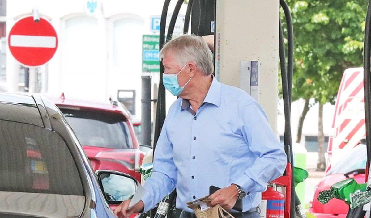 'Uhvaćen' tokom sipanja goriva: Sir Alex Ferguson vozi pravi stroj!