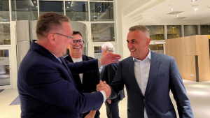 Selektor nasmijan pozirao ispred trofeja i poručio: "Nešto što nikad nećemo imati"