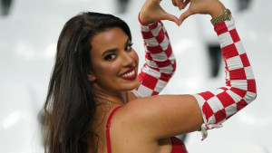 Ivani Knoll počela padati popularnost, a onda se u Londonu pojavi u prozirnoj haljini