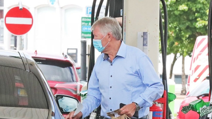 'Uhvaćen' tokom sipanja goriva: Sir Alex Ferguson vozi pravi stroj!
