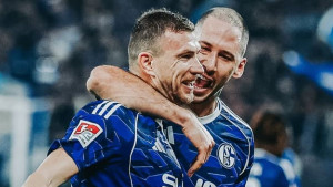 Detalj iz VIP lože stadiona Schalkea pokazuje ko je i šta je Edin Džeko!