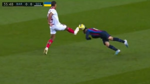 Cijeli Camp Nou je zanijemio kada je vidio gdje je glavom krenuo Gavi