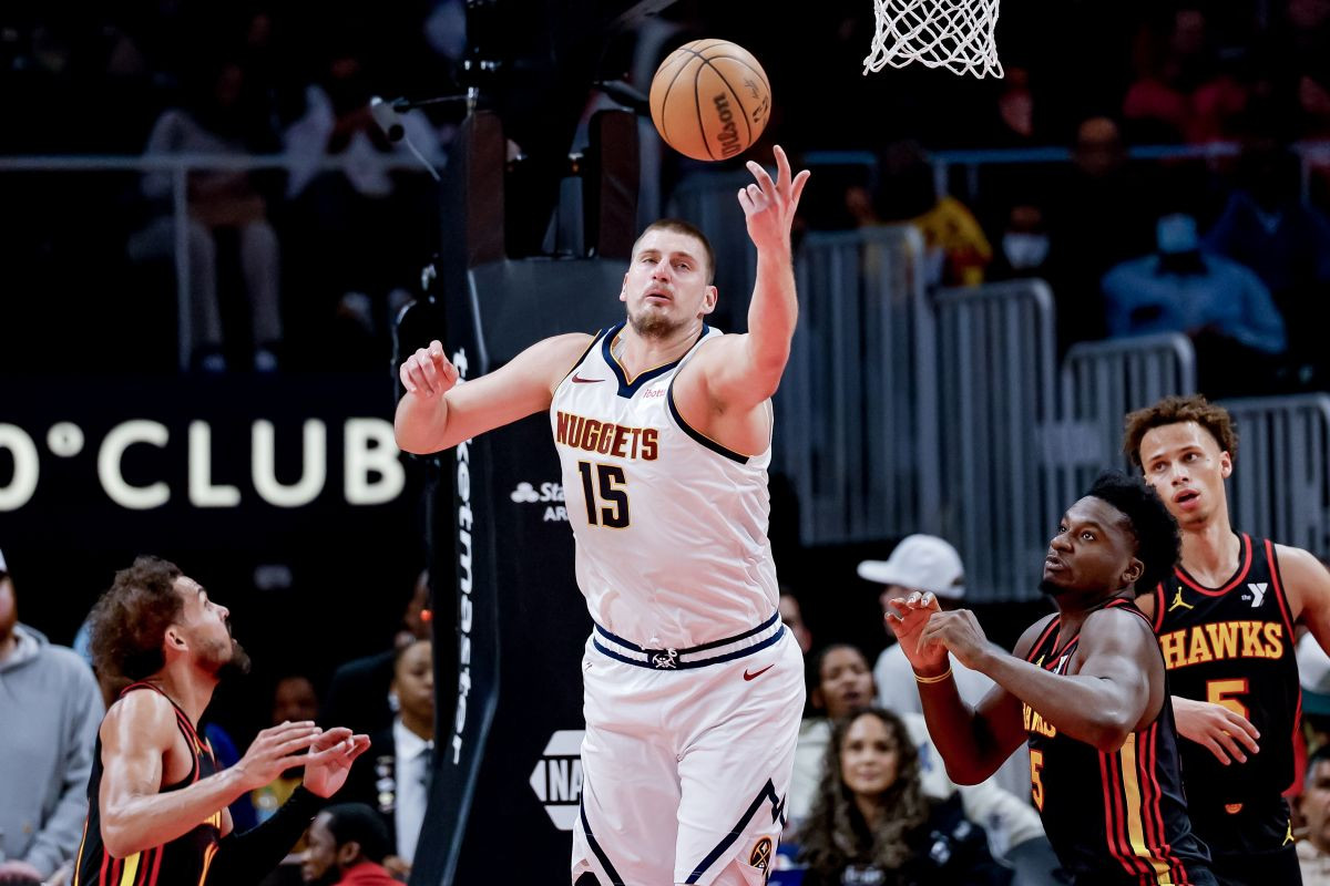 Jokić ubacio trojku sa centra, pa uradio nešto na što je NBA liga čekala čak 61 godinu! Jokić ubacio trojku sa centra, pa uradio nešto na što je NBA liga čekala čak 61 godinu!