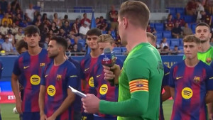Dok se Ter Stegen obraćao navijačima svi su vidjeli koji saigrač ga ljutito "ubija" pogledom