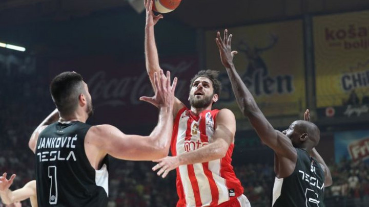 Crvena zvezda u dramatičnoj završnici savladala Partizan i stigla na korak od naslova prvaka
