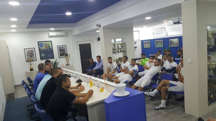 Predstavnici Manijaka održali sastanak sa igračima i strukom Predstavnici Manijaka održali sastanak sa igračima i strukom
