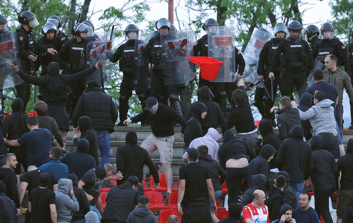 Delije udarile u osinje gnijezdo, policija bez milosti, navijači bježe glavom bez obzira... Delije udarile u osinje gnijezdo, policija bez milosti, navijači bježe glavom bez obzira...