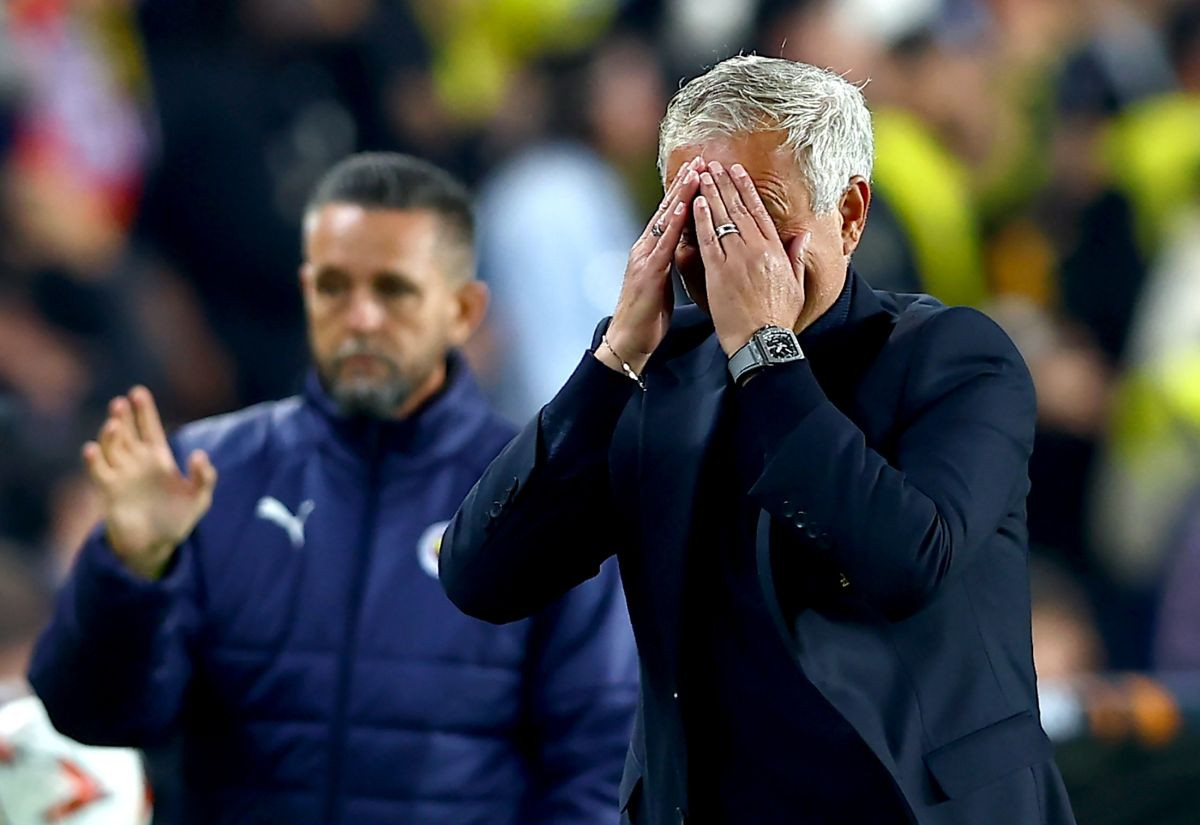 Mourinho s pet kofera napustio Tursku: "Nemam desetku, nemam štopera, nemam lijevog beka..." Mourinho s pet kofera napustio Tursku: "Nemam desetku, nemam štopera, nemam lijevog beka..."