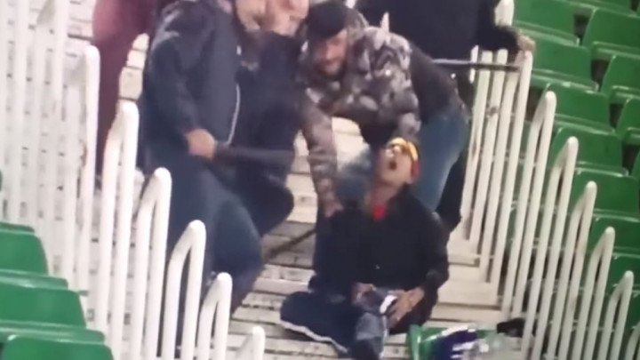 Najbrutalniji policajac na svijetu: Navijač ležao bespomoćan, a on ga tukao do iznemoglosti
