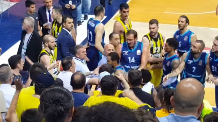 Kompletan tim krenuo da se obračuna sa reprezentativcem Srbije