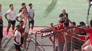 Čuveni 'ćelavac' natjerao igrače da novi poraz objasne ispred navijača: Niko nije smio odbiti
